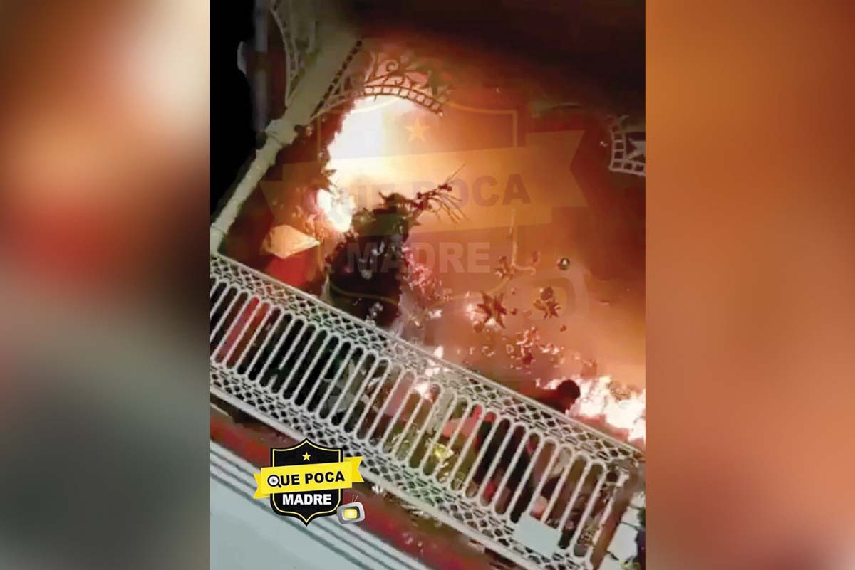 PRENDEN FUEGO A KIOSCO NAVIDEÑO