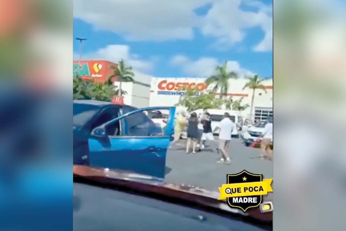 ¡SE AGARRAN A PUTAZOS! Señor y chavito se pelean en un estacionamiento por el lugar